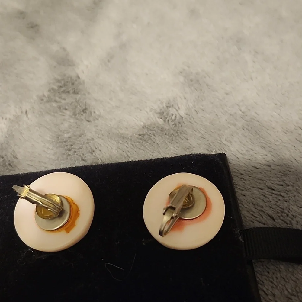 Vintage clip on earing set - Picture 3 of 3